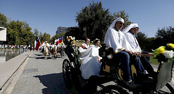 carruaje con personas vestidas con túnicas blancas