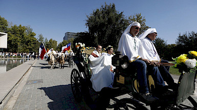 carruaje con personas vestidas con túnicas blancas