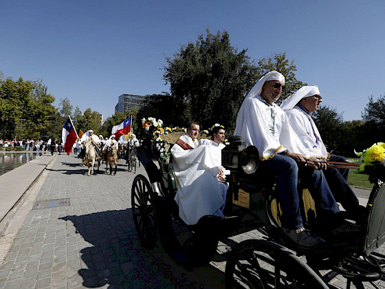 carruaje con personas vestidas con túnicas blancas