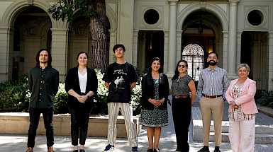 Grupo de premiados junto a autoridades de la UC, en un patio de Casa Central.