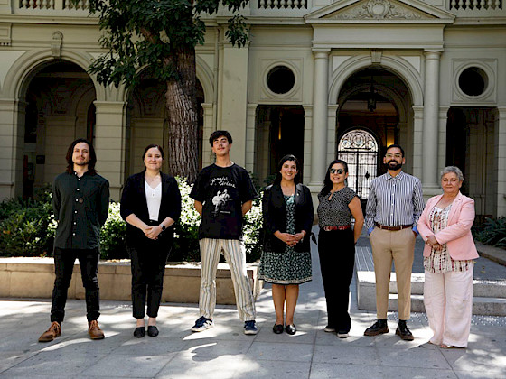 Grupo de premiados junto a autoridades de la UC, en un patio de Casa Central.