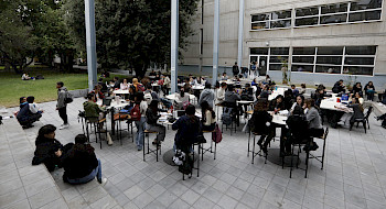Alumnos en el hall del Campus San Joaquín.- Foto Dirección de Comunicaciones.