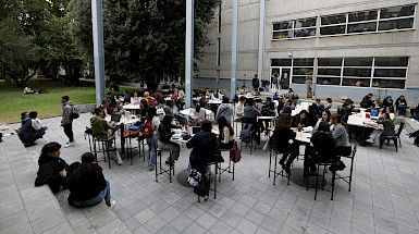 Alumnos en el hall del Campus San Joaquín.- Foto Dirección de Comunicaciones.