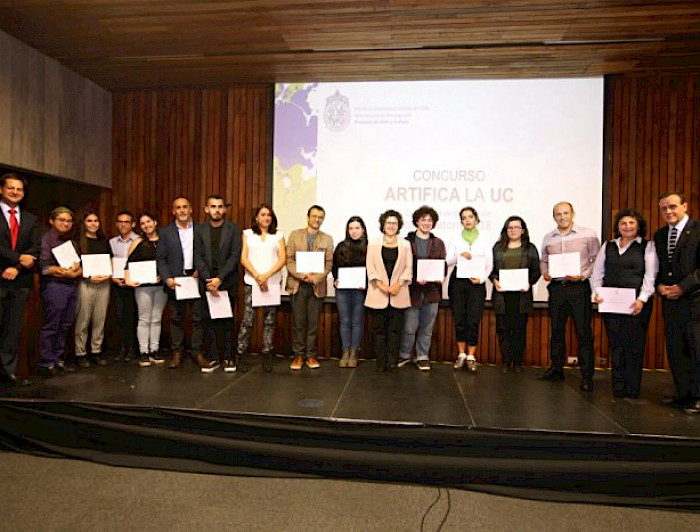 Autoridades junto a los ganadores de Artifica la UC 2018.