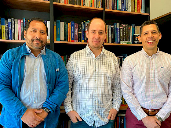 ACadémicos Facultad de Matemáticas con un librero de fondo.