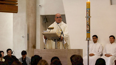 Sacerdote de pie en una iglesia