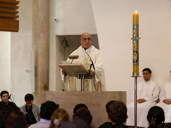 Sacerdote de pie en una iglesia