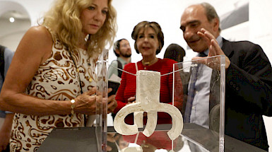 Luis Chillida with two women looking at one of his fathers artworks.