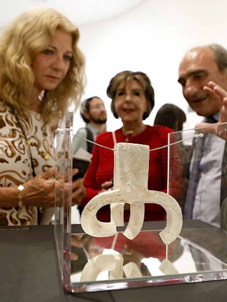 Luis Chillida with two women looking at one of his fathers artworks.