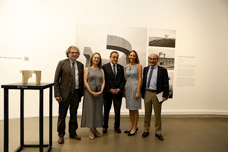UC Chile President Ignacio Sánchez with other 3 authorities and Luis Chillida, son of the sculptor.