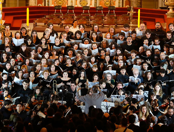 Coro y orquesta durante el Réquiem de Mozart, mientras son dirigidos por Eduardo Jahnke.