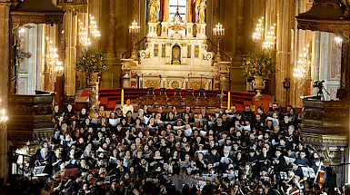 Coro y orquesta en la Catedral De Santiago, con el altar de fondo.