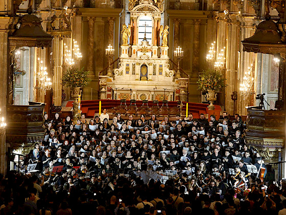 Coro y orquesta en la Catedral De Santiago, con el altar de fondo.