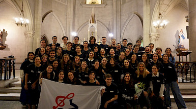 personas de pie dentro de una iglesia