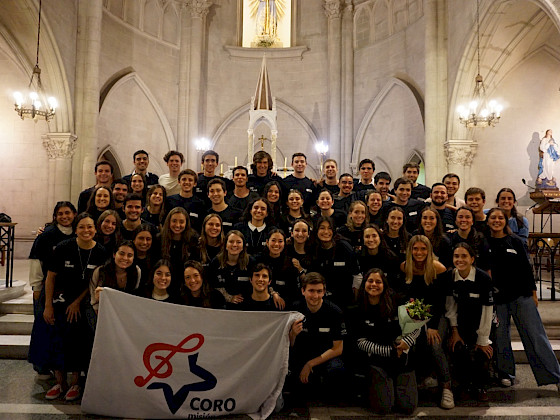 personas de pie dentro de una iglesia