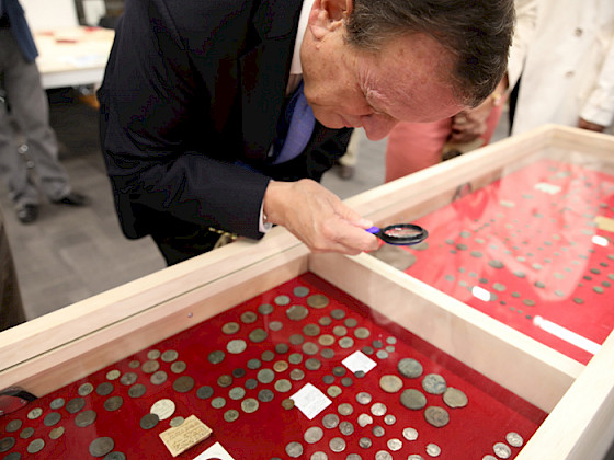 El rector Sánchez observa las colecciones en el Gabinete numismático UC.  Foto Karina Fuenzalida