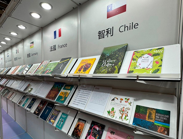 Libros de Ediciones UC dispuestos en un stand de Chile, en una feria internacional.