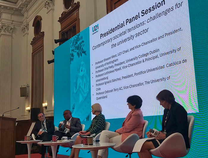 Rector Ignacio Sánchez participa en un panel junto a otros rectores y presidentes de universidades.