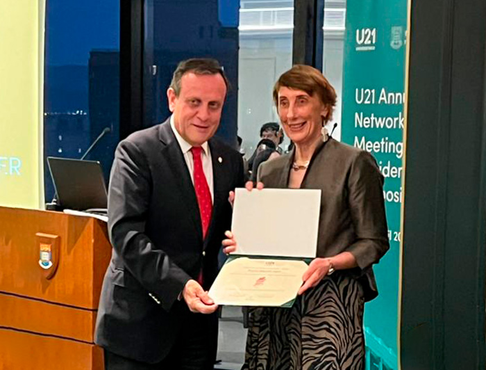 Rector Ignacio Sánchez recibe premio de estudiante Rayéndolas Alarcón en su representación.