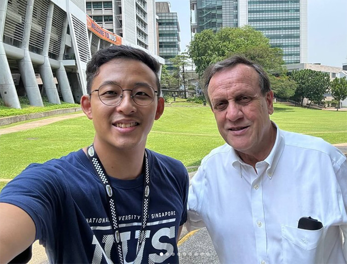 El rector Ignacio Sánchez posa junto a un estudiante de la Universidad Nacional de Singapur durante un recorrido por el campus de esa universidad.