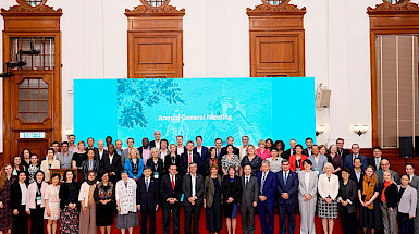 Grupo de delegados participantes en reunión de U21, ene un salón de la Universidad de Hong Kong.