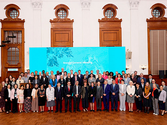 Grupo de delegados participantes en reunión de U21, ene un salón de la Universidad de Hong Kong.