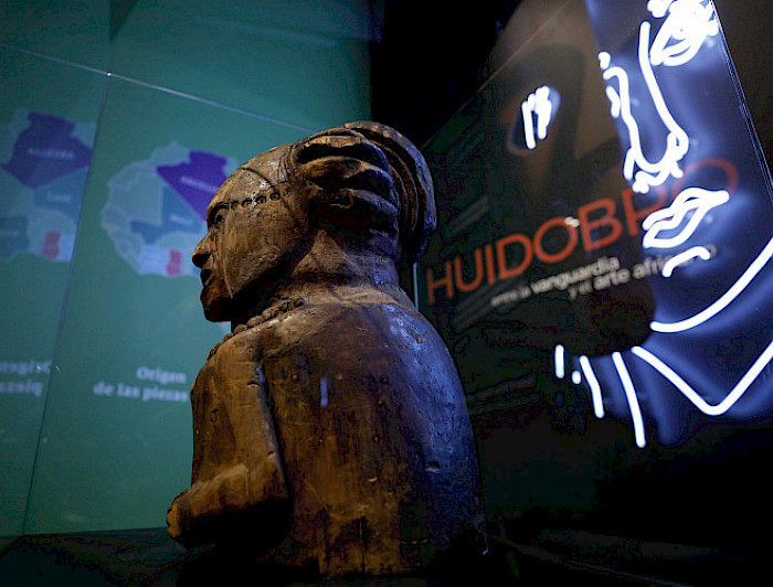 imagen correspondiente a la noticia: "UC y MNBA inauguran exposición de Vicente Huidobro y su vínculo con el arte africano"