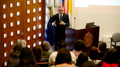 Gian Vittorio Caprara, expositor italiano invitado en el inicio del año académico de la Escuela de Psicología UC.