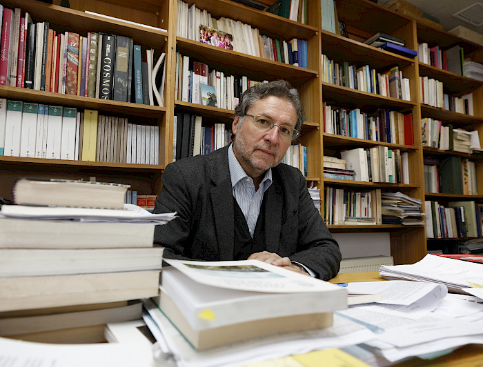 imagen correspondiente a la noticia: "Profesor de Historia UC Rafael Sagredo donó más de 800 libros a la Biblioteca Nacional"