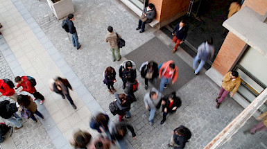 Vista aérea de personas en patio de la UC