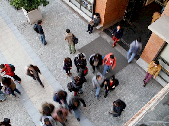 Vista aérea de personas en patio de la UC
