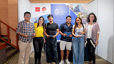 Grupo de participantes de la UC en Feria Expo Postgrados en Lima.