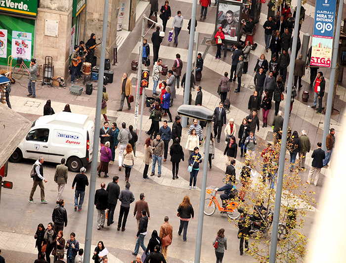 Calle con gente. Foto César Dellepiane