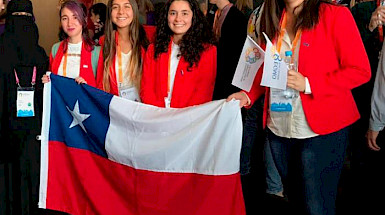 Selección chilena en EGMO 2019, compuesta por Camila Guajardo Vásquez, de Santiago; Fernanda Gutiérrez Barros de Valparaíso; Sofía Rojas Alarcón, de Osorno y Francisca Aguayo Moreno, de Santiago; en compañía de las académicas de Matemáticas UC, Mariel Sáez y Natalia García.