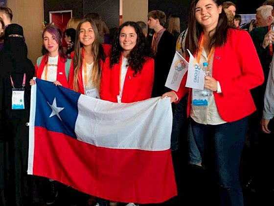 Selección chilena en EGMO 2019, compuesta por Camila Guajardo Vásquez, de Santiago; Fernanda Gutiérrez Barros de Valparaíso; Sofía Rojas Alarcón, de Osorno y Francisca Aguayo Moreno, de Santiago; en compañía de las académicas de Matemáticas UC, Mariel Sáez y Natalia García.