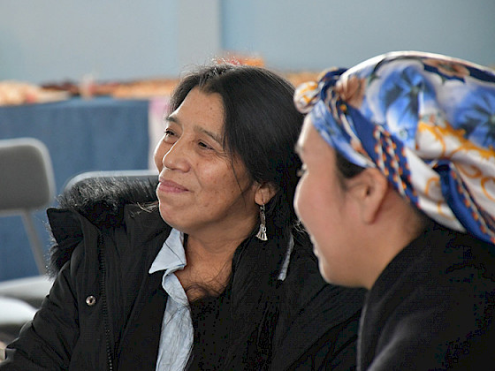 Mujer mapuche habla junto a una mujer no mapuche, en el diálogo intercultural realizado en Los Ángeles.