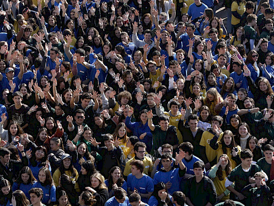 Grupo de 1.500 jóvenes fotografiados desde la altura