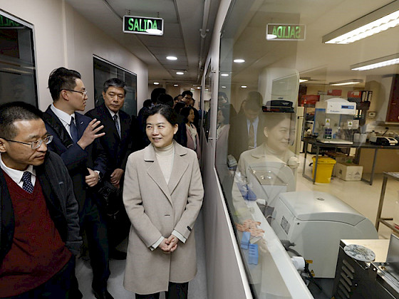Delegación china recorre los laboratorios de la Facultad de Ciencias Biológicas.- Foto Dirección de Comunicaciones