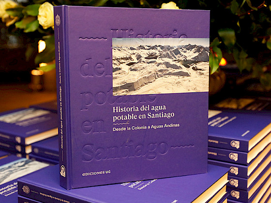 Portada del libro Historia del Agua Potable en Santiago.