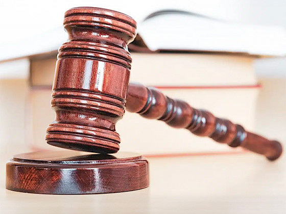 Martillo de un tribunal y libros de fondo.