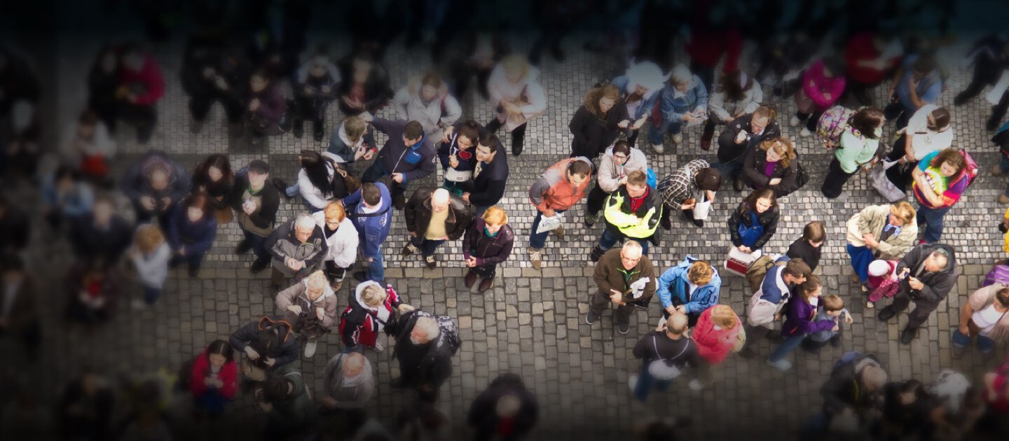 Gente caminando por la calle vista desde una vista aérea.
