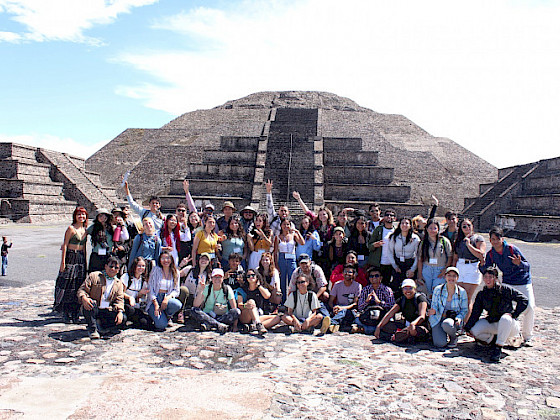 grupo de estudiantes de visita en ruinas arqueológicas