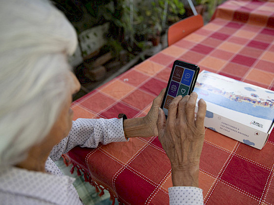 Adulto mayor con su dispositivo.- Foto Dirección de Comunicaciones