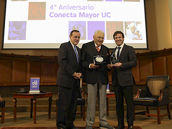 Izquierda, rector Ignacio Sánchez, Mario Kreutzberger y Eduardo Toro, director ejecutivo de Conecta Mayor UC,.- Foto Dirección de Comunicaciones