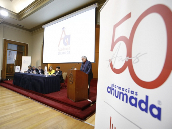 Decano de la Facultad de Química y de Farmacia, Dr. Alejandro Toro-Labbé, dando la bienvenida a los participantes.
