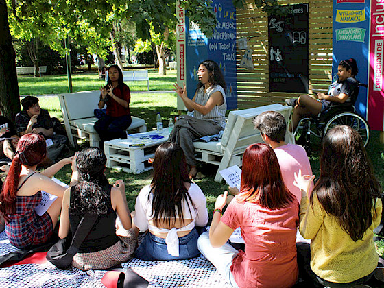 Grupo de jóvenes aprendiendo lenguaje de señas.