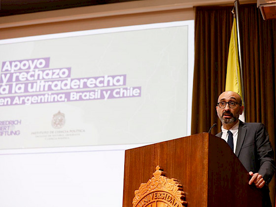 Profesor Cristóbal Rovira presentando el estudio desde el podio.