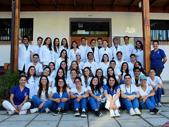Grupo de voluntarios que participan en el proyecto Odontomóvil.