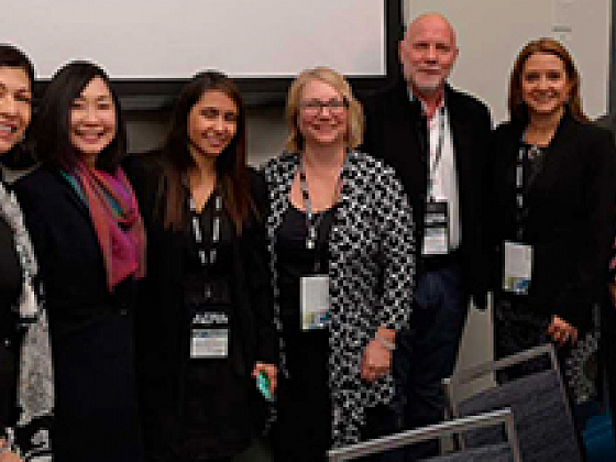 La decana Lorena Medina (segunda de derecha a izquierda) participó junto a académicos de distintos planteles del mundo en el congreso de la Asociación Americana de Investigación Educativa (AERA).