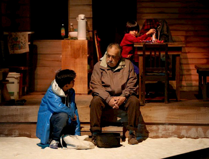 Compañía de teatro Kimvn, con la obra Trewa, que en mapudungun significa “perro cuenta con elementos que se prestan para múltiples interpretaciones por parte del espectador. Destacan los potentes monólogos, en particular los que protagoniza el “espíritu” de la protagonista.